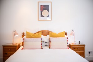 2 bedrooms, internet, bed sheets