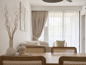 Uma sala de estar moderna com um sofá, mesa de jantar e cadeiras.