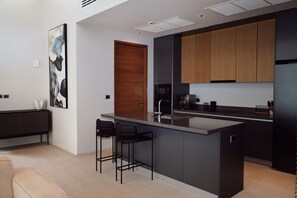 ثلاجة، ميكروويف، مائدة طعام