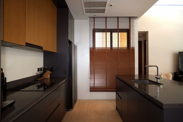 Refrigerador, microondas, mesa de comedor
