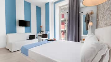 Standard-Dreibettzimmer, Balkon | Minibar, Schreibtisch, laptopgeeigneter Arbeitsplatz, kostenloses WLAN