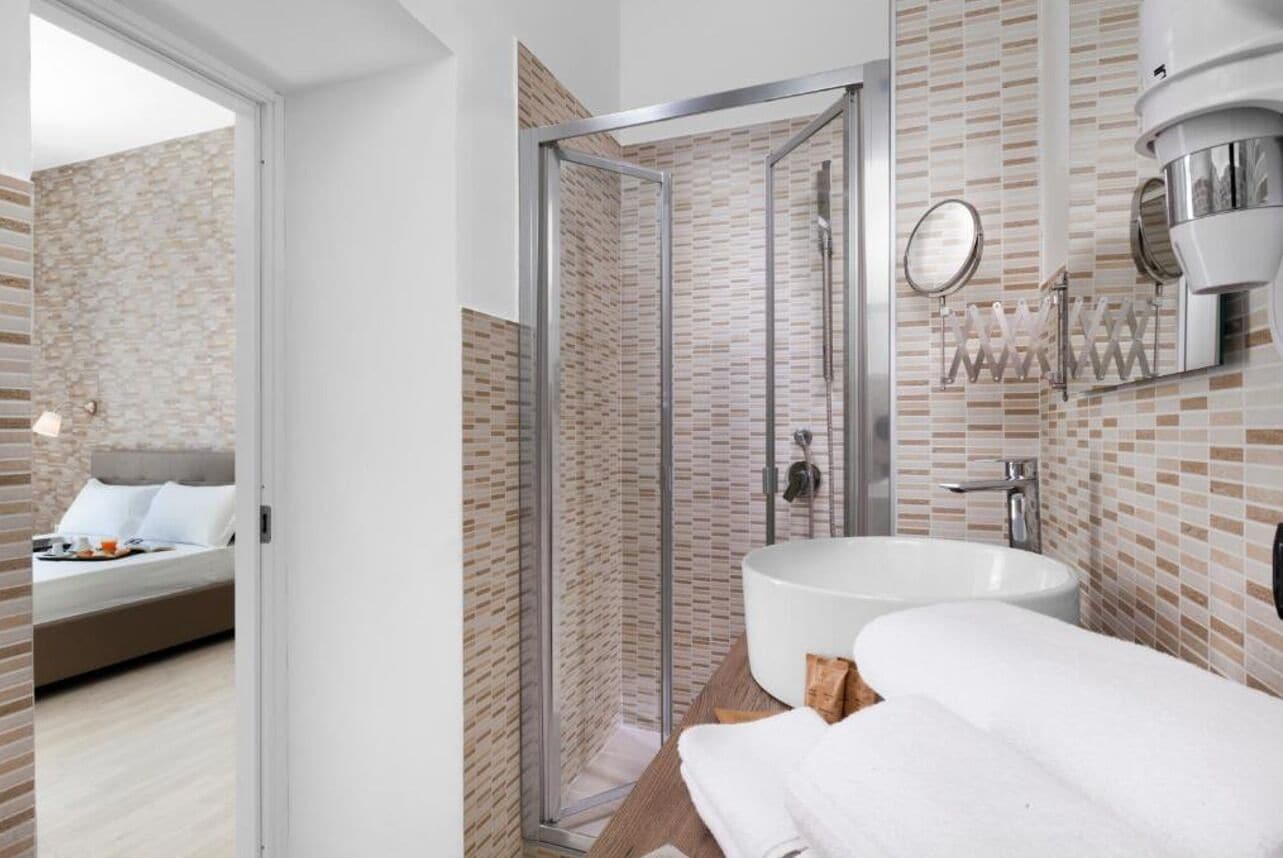 Habitación triple estándar, balcón, vistas a la ciudad | Escritorio, espacio para trabajar con un portátil, wifi gratis