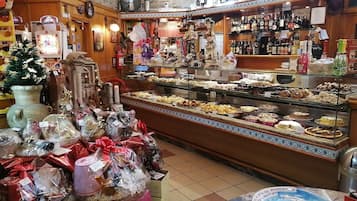 Petit déjeuner composé de spécialités régionales compris tous les jours