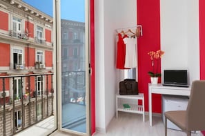 Balcone Rosso | Desk, laptop workspace, free WiFi