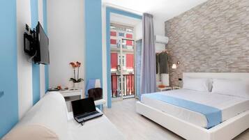 Habitación triple estándar, balcón | Escritorio, espacio para trabajar con un portátil, wifi gratis