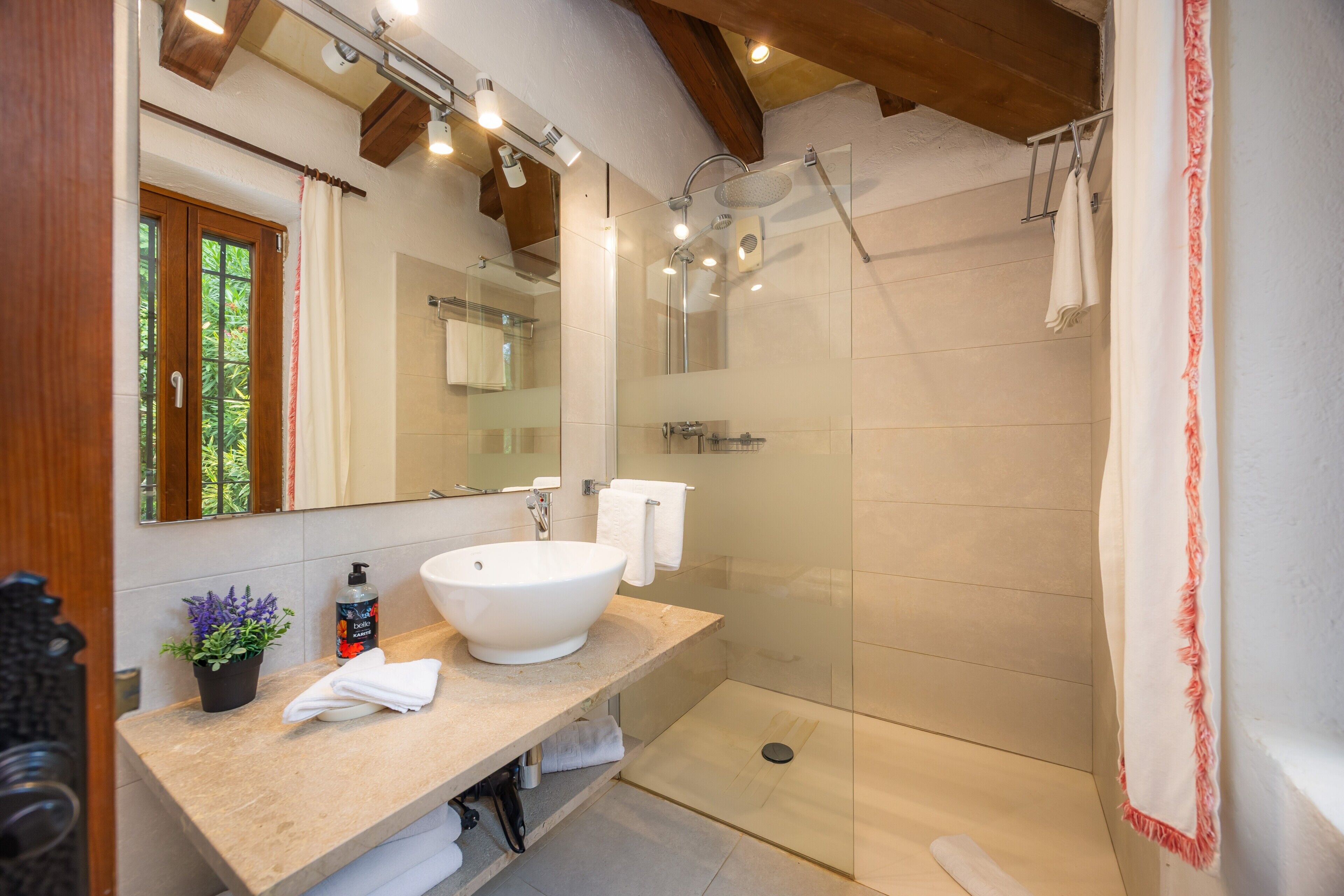 Douche, séchoir à cheveux, serviettes fournies