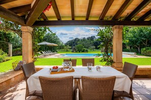 تناول الطعام بالخارج