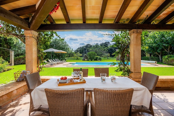 Outdoor dining