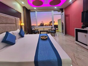 Habitación doble Deluxe, balcón, vista a la montaña | Escritorio, tabla de planchar con plancha y wifi gratis 