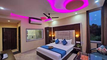 Habitació doble Deluxe, balcó, vistes a la muntanya | Escriptori, planxa i posts de planxar i wifi gratuïta