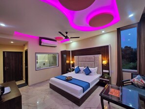 Deluxe Double Room, Balcony, Mountain View | Desk, iron/ironing board, free WiFi