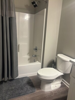 Serviettes fournies, savon, papier toilette