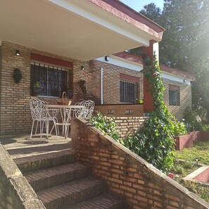 Outdoor dining - Rural House 'Villa Manolita' with Private Pool, Wi-Fi and Air Conditioning (Carmona)