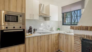 Een koelkast, een microgolfoven, een oven, een kookplaat