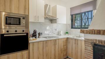 Een koelkast, een magnetron, een oven, een kookplaat