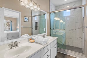 Een douche, een haardroger, handdoeken