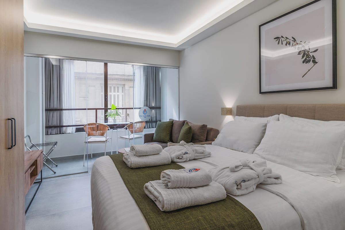 Suite with Balcony - Suite 4 | 이집트산 면 시트, 고급 침구, 객실 내 금고, 노트북 작업 공간