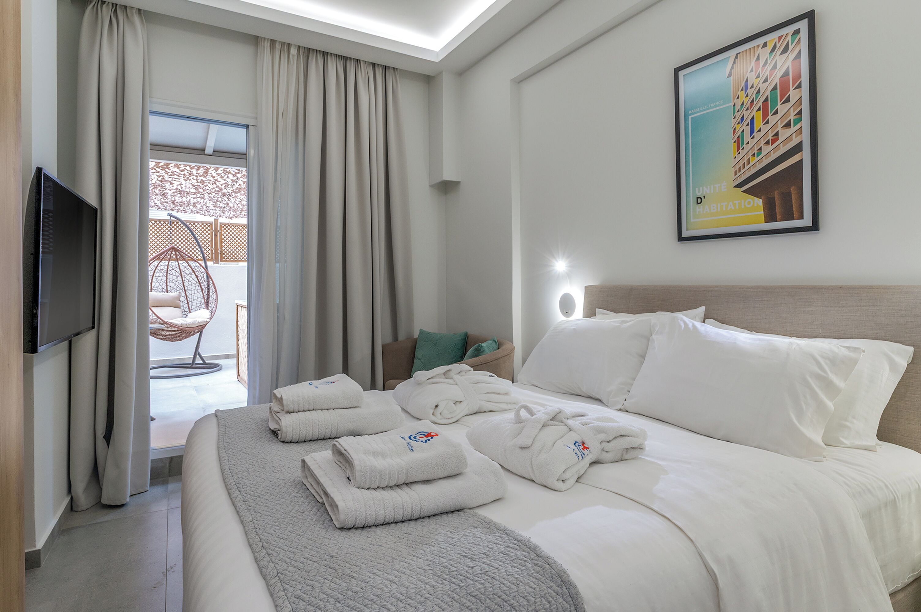 Suite with Terrace - Ermou | Bettwäsche aus ägyptischer Baumwolle, hochwertige Bettwaren, Zimmersafe