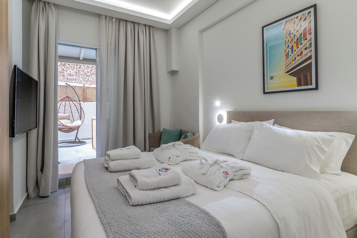 Suite with Terrace - Ermou | 이집트산 면 시트, 고급 침구, 객실 내 금고, 노트북 작업 공간