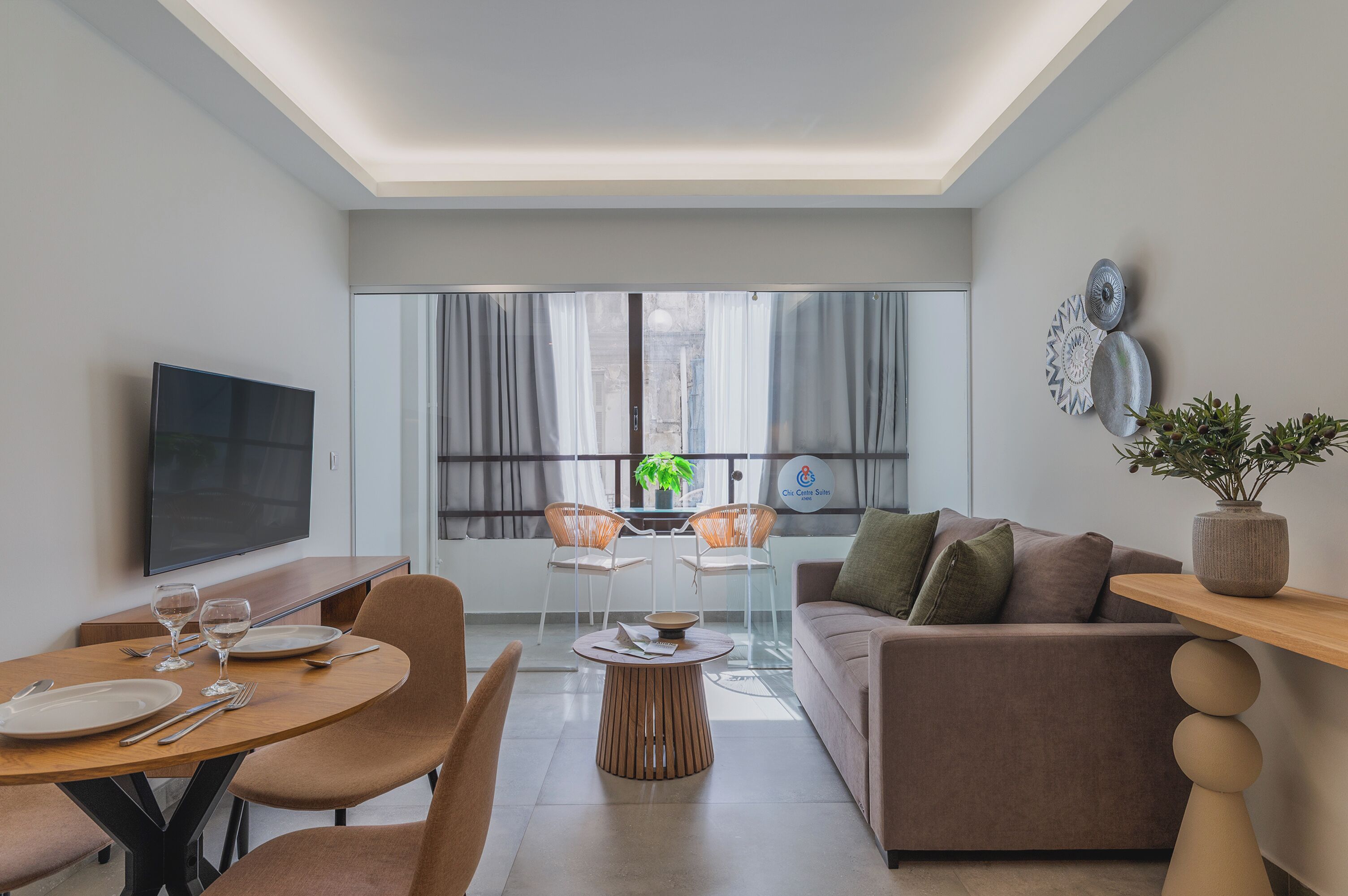 One-Bedroom Suite with Balcony - Suite 2 | Oppholdsområde | En 50-tommers smart-TV med Parabol-TV samt Netflix og strømmetjenester