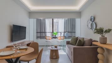 One-Bedroom Suite with Balcony - Suite 2 | Oppholdsområde | En 50-tommers smart-TV med Parabol-TV samt Netflix og strømmetjenester