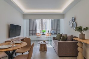 One-Bedroom Suite with Balcony - Suite 2 | บริเวณนั่งเล่น | สมาร์ททีวี 50 นิ้ว พร้อมช่องดาวเทียม, Netflix, บริการสตรีมมิ่ง