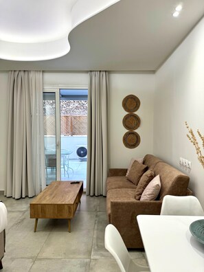 Suite with Balcony - Mykonos | Sala de estar | Smart TV 50 polegadas com canais via satélite, Netflix