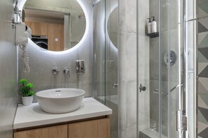 Suite with Terrace - Ermou | Salle de bain | Articles de toilette écologiques, séchoir à cheveux, peignoirs