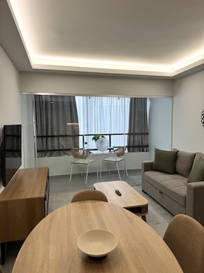 One-Bedroom Suite - Suite 2 | Zona de estar | Smart TV de 50 pulgadas con canales por satélite, Netflix