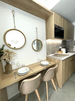 Suite with Terrace - Ammos | Living area | 50-inch Smart TV with satellite channels, Netflix, streaming services - Chic Centre Suites Athens (Athens)