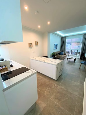 One-Bedroom Suite with Balcony - Avra | Sábanas de algodón egipcio, ropa de cama de alta calidad, caja fuerte