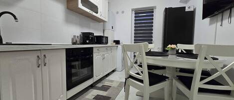 Microondas, horno, placa de cocina