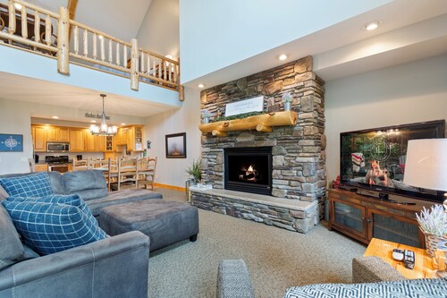 Lakefront WFC Condo | Beach| Pool| Dock Slip|839
