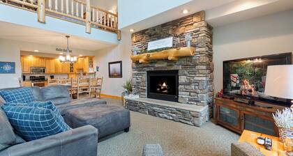 Lakefront WFC Condo | Beach| Pool| Dock Slip|839