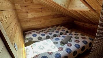 Tabla de planchar con plancha, wifi y ropa de cama