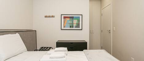 Iron/ironing board, Internet, bed sheets