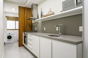 Mikroaaltouuni, uuni, astianpesukone, kahvin-/teenkeitin