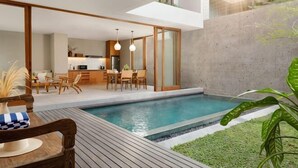 Una casa moderna con piscina, comedor y cocina.