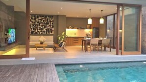 Un interior moderno con piscina, comedor y cocina.