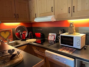 Mikroaaltouuni, uuni, liesi, astianpesukone