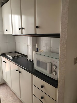 Refrigerador, microondas, placa de cocina, cafetera/tetera