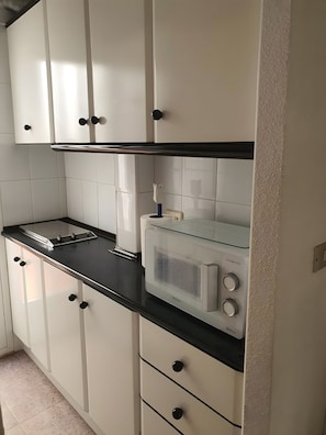 Refrigerador, microondas, placa de cocina, cafetera/tetera
