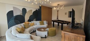 Smart TV, chimenea, videojuegos y reproductor de DVD 