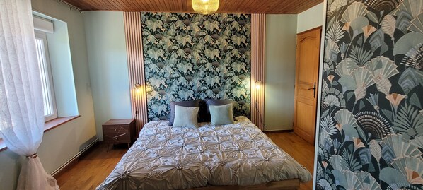 8 عدّة غرف نوم ومكتب ومكواة/لوح كي وسرير سفر