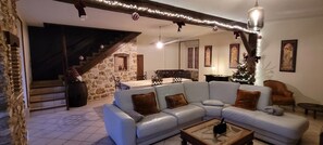 Smart TV, chimenea, videojuegos y reproductor de DVD 