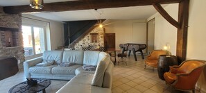 Smart TV, chimenea, videojuegos y reproductor de DVD 