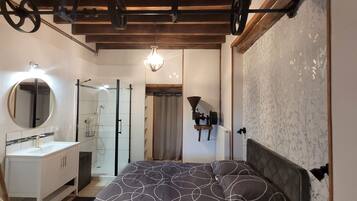 8 habitaciones, escritorio y tabla de planchar con plancha
