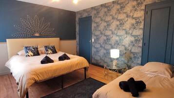 8 Schlafzimmer, Schreibtisch, Bügeleisen/Bügelbrett, Reisekinderbett