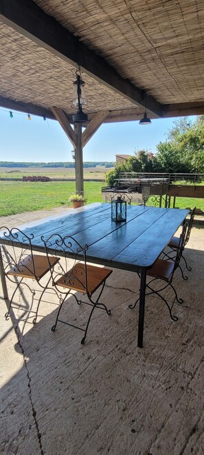 تناول الطعام بالخارج