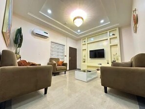 Apartamento conforto, sacada, vista para a cidade | Área de estar